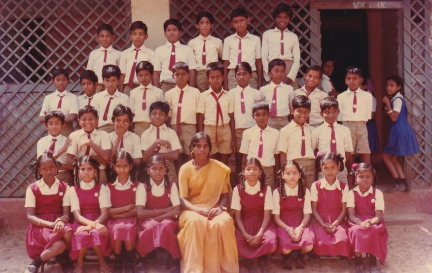 A group of children and a teacher

Description automatically generated